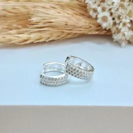 Argolinha cravejada espaços vazados na parte trazeira - prata