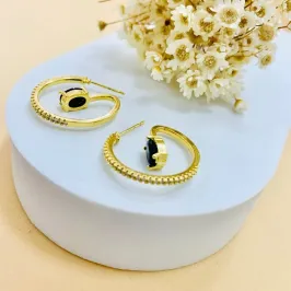 Brinco argola cravejada com zircônia roxa