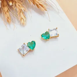 Brinco de zirconias quadrado com coração