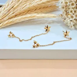 Brinco duplo com estrelas ligadas com corrente