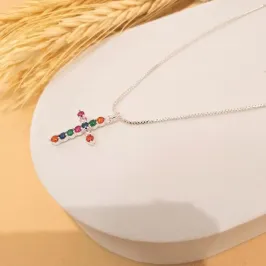 Colar com cruz cravejada colors banho em prata