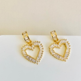 Brinco coração luxuoso com zirconias baguete