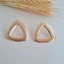 Brinco triangulo detalhes vazados