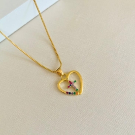 Colar coração com cruz pendurado