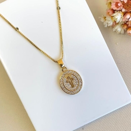 Colar cruz em circulo cravejado