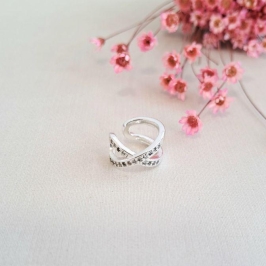 Piercing fake X cravejado