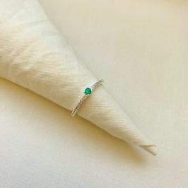 Anel cravejado solitário com pedra verde