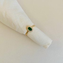 Anel pedra verde cravejdo em volta