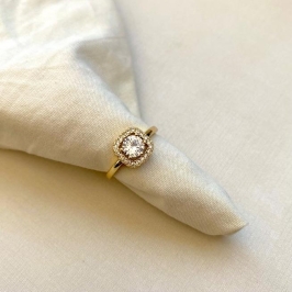 Anel quadrado com zircônias