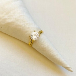 Anel solitario alto com cravejado