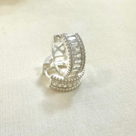 Argola cravejada com zirconia baguete