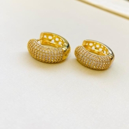 Argolinha cravejada elegante grande - gotas vazadas