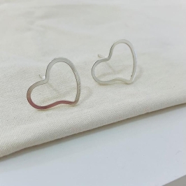 Brinco coração vazado