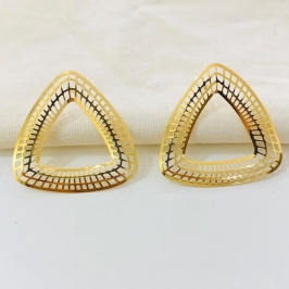Brinco triangulo detalhes vazados