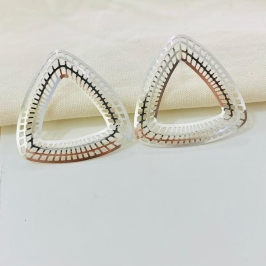 Brinco triangulo detalhes vazados prata