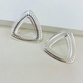 Brinco triangulo detalhes vazados prata
