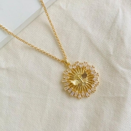 Colar Espirito Santo cravejadoem relevo