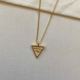 Colar triangulo escovado com linhas