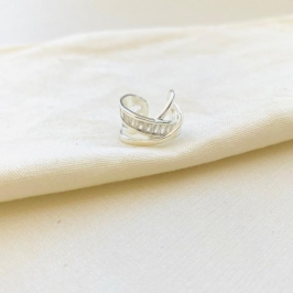 Piercing cruzado cravejado