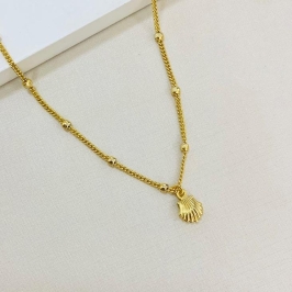 Tornozeleira com bolinhas e concha do mar
