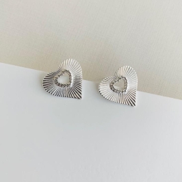 Brinco coração com coraçãozinho cravejado no meio