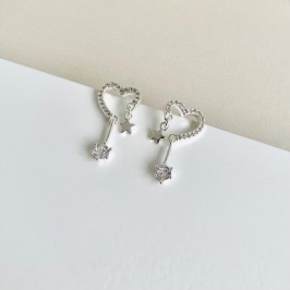 Brinco coração com estrela e ponto de luz