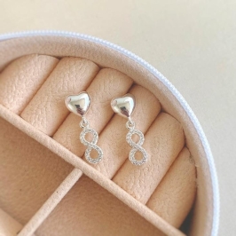 Brinco coração com infinito cravejado