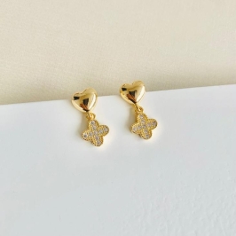 Brinco coração com trevo cravejado