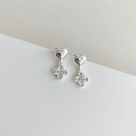 Brinco coração com trevo cravejado