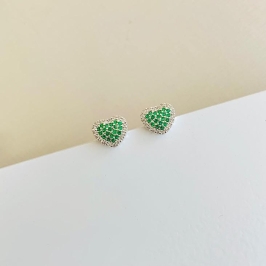Brinco coração cravejado verde e cristais