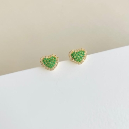 Brinco coração cravejado verde e cristais