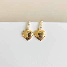 Brinco coração em haste cravejada