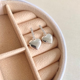 Brinco coração em haste cravejada