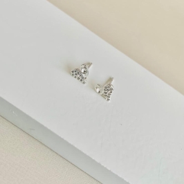 Brinco coração metade cravejado