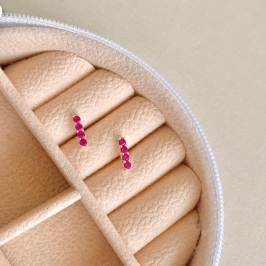 Brinco fio 4 zirconias rosa