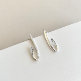 Brinco fio elegante com zirconia