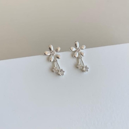 Brinco flor com dois pontos de luz