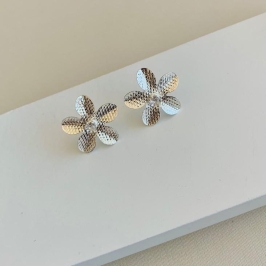 Brinco flor diamantada