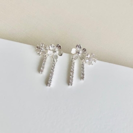 Brinco flor dupla com duas hastes cravejada