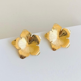 Brinco flor lisa com detalhes