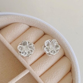 Brinco flor pétalas com ponto de luz