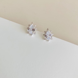 Brinco gota  com cravejado em volta