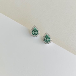 Brinco gota cravejado verde e cristais