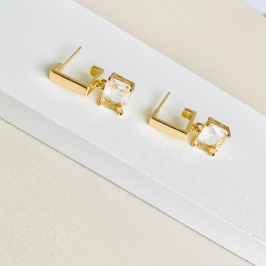 Brinco meio quadrado com zirconia