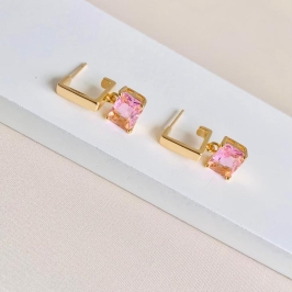 Brinco meio quadrado com zirconia rosa