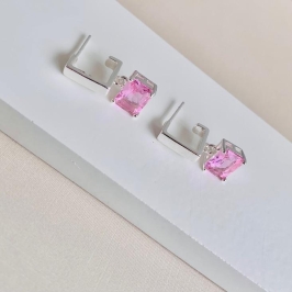 Brinco meio quadrado com zirconia rosa