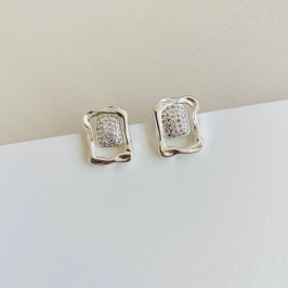 Brinco organico quadrado com quadrado no meio cravejado