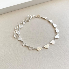 Pulseira corações com detalhes