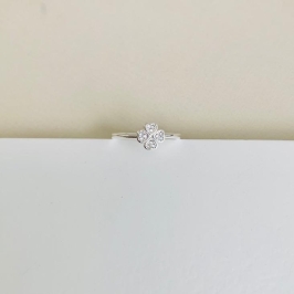 Anel trevo cravejado