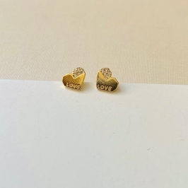 Brinco coração love com detalhe cravejado